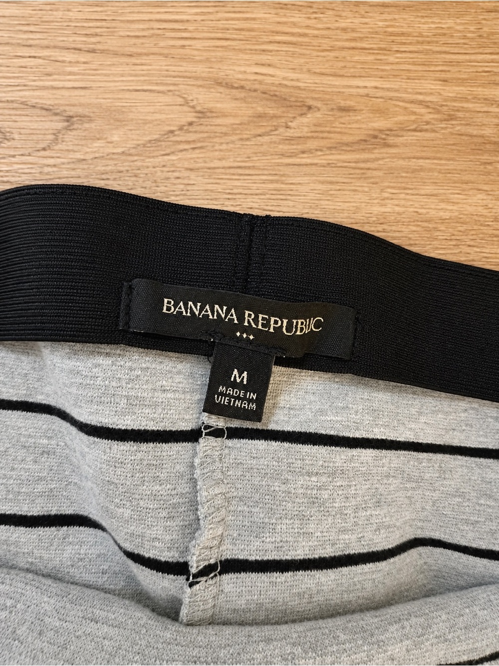 Banana Republic Gray & Black Striped Knit Skirt | Women’s Medium | Stretch Waist - Picture 3 of 4
